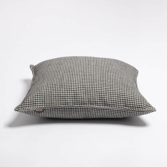 The Cocotte Cushion.Ecru/black.50x50