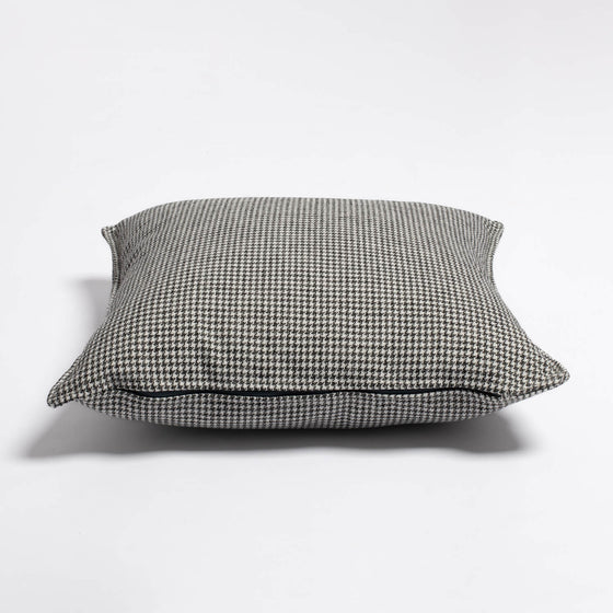 The Cocotte Cushion.Ecru/black.50x50